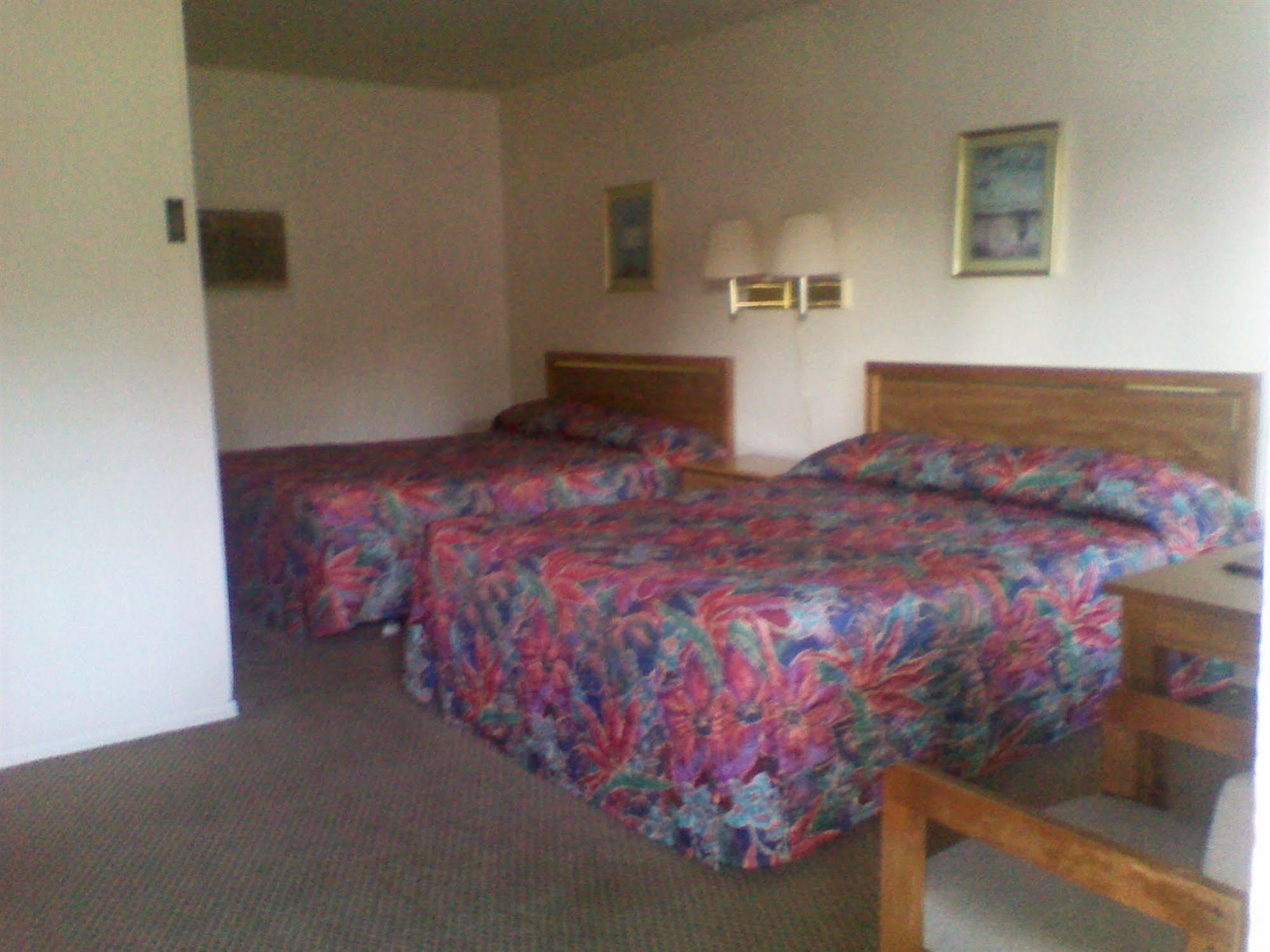 מקינאו סיטי Capri Motel מראה חיצוני תמונה