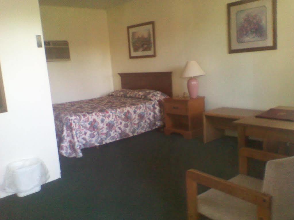 מקינאו סיטי Capri Motel מראה חיצוני תמונה