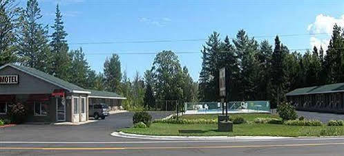 מקינאו סיטי Capri Motel מראה חיצוני תמונה